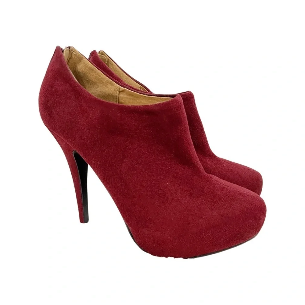 Heart in D cranberry colored suede zip back almond toe bootie women size 7